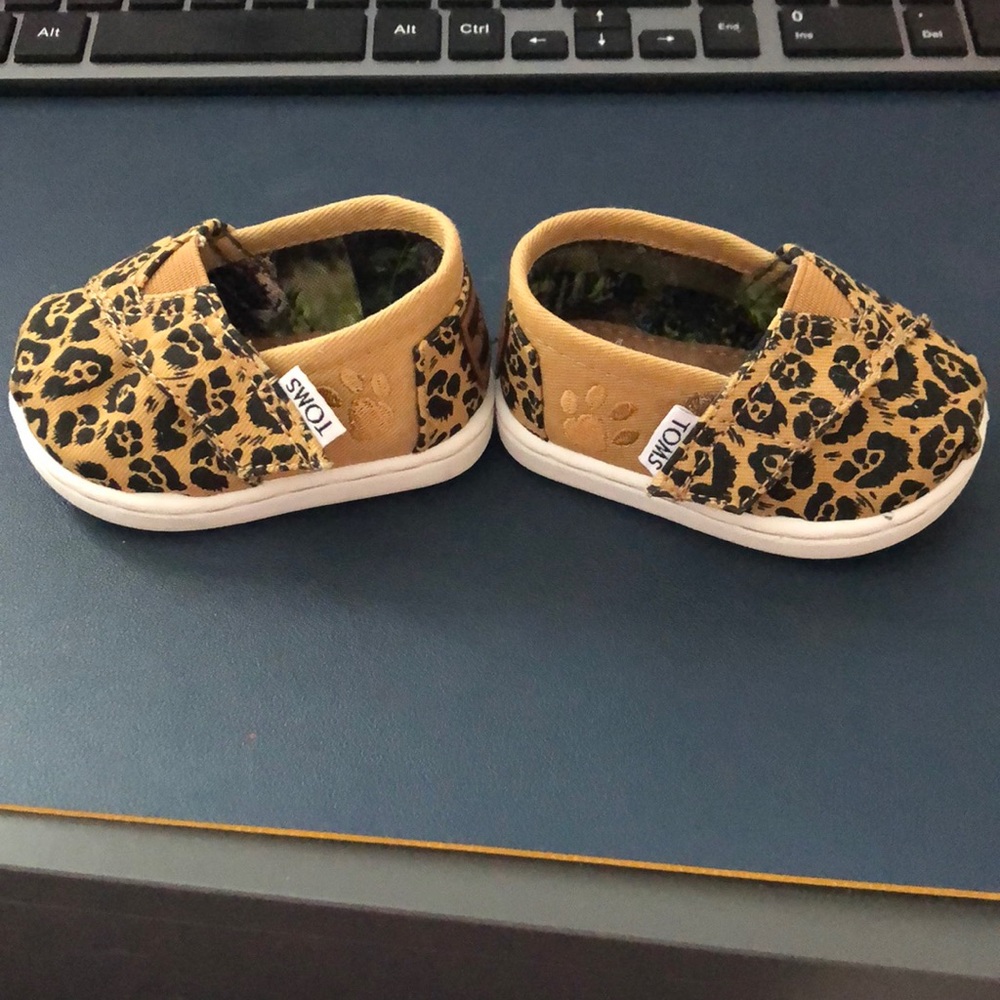 Toms Nat Geo tiny Jaguar baby